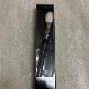 ZOEVA Face Blending Brush with White Bristles and Black Handle